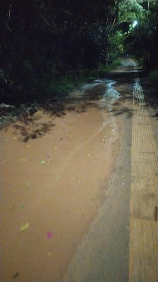 Vazamento de esgoto na pista de caminhada do Piscinão (Foto/Denúncia)