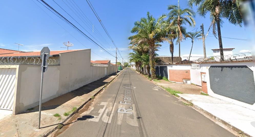 Rua Francisco José Pinto, no Parque das Gameleiras, onde a casa do aposentado foi invadida por uma dupla (Foto/Reprodução Google Street View)