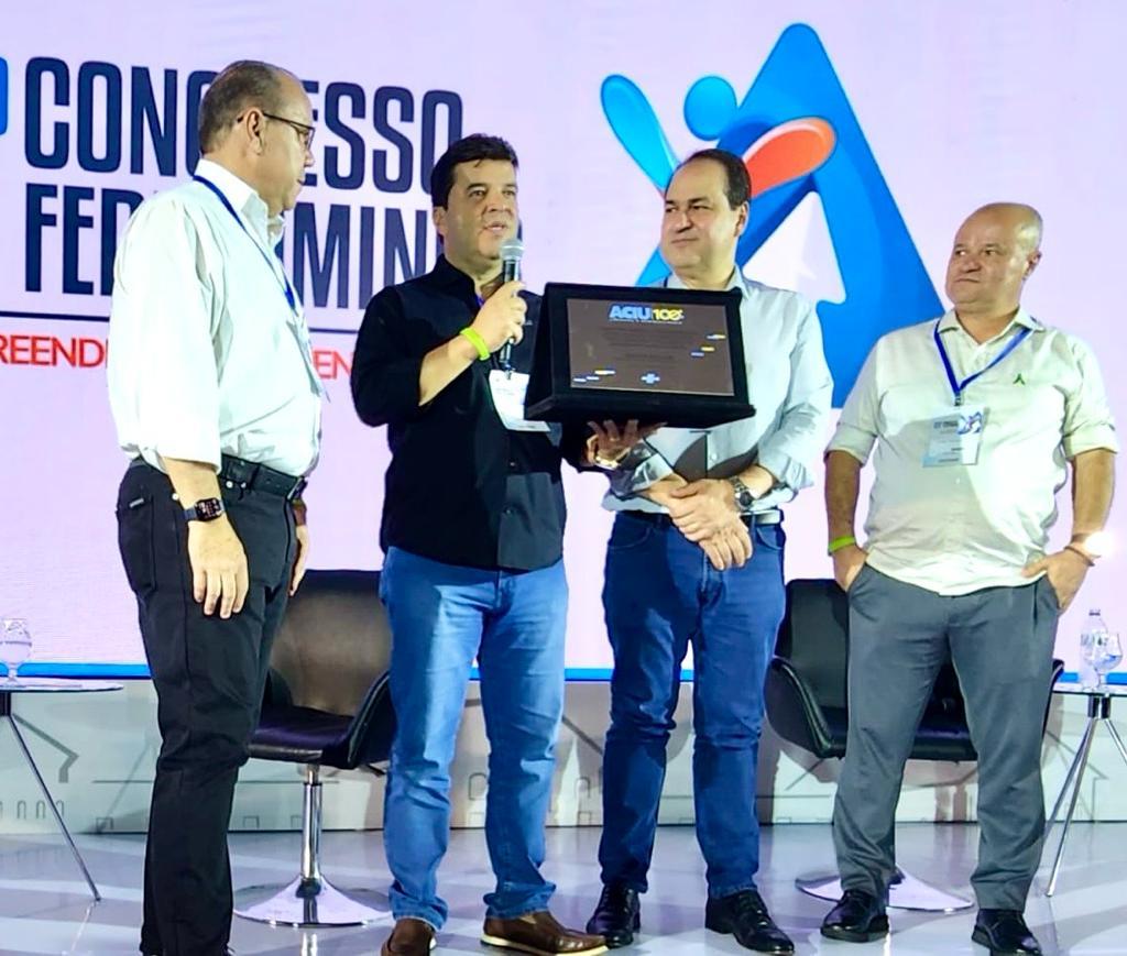 Presidente do Sebrae, Marcelo Souza e Silva, o diretor de Operações, Marden Magalhães, o presidente da Federaminas, Valmir Rodrigues da Silva, e o presidente da Aciu Uberaba, Anderson Cadima (Foto/Reprodução)