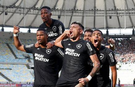 Grêmio vence São Paulo de virada e entra no G4 do Brasileirão