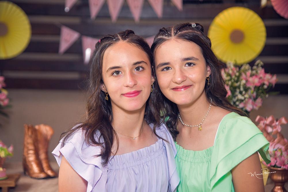 Gatíssimas Maria Fernanda e Maria Thereza da Pena Sverzut reuniram a turma para pool party nas comemorações de seus 12 anos (Foto/Marise Romano)