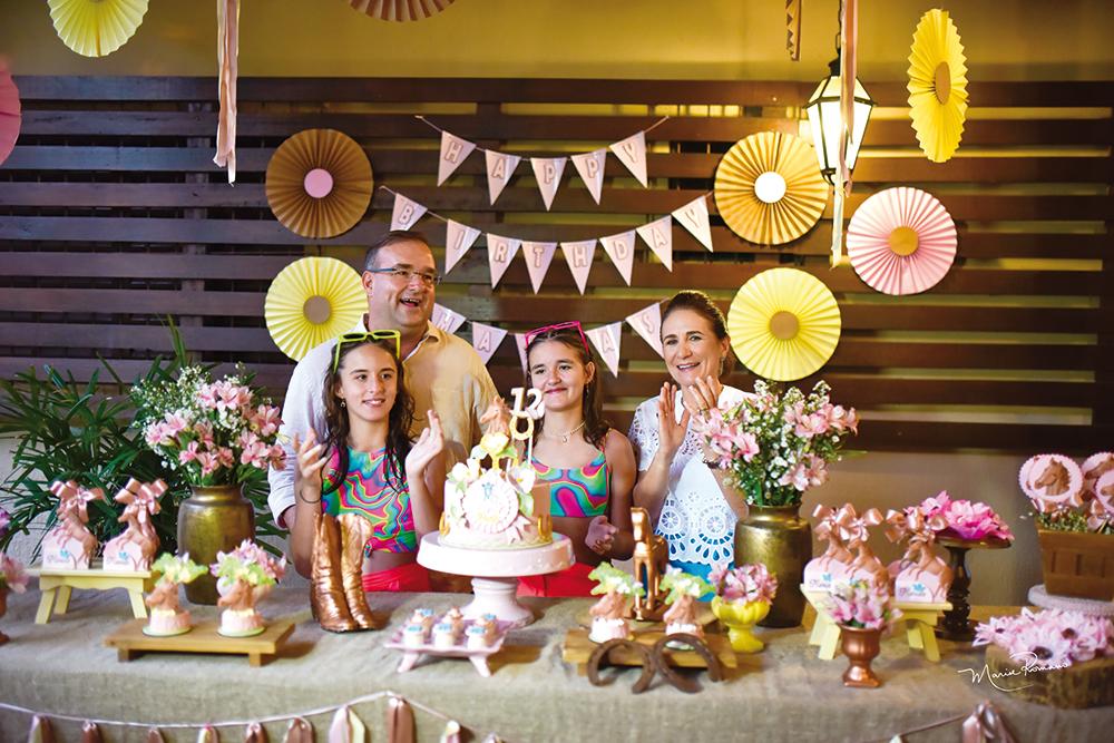 Maria Thereza e Maria Fernanda com seus pais, Andre Luís Zanini Sverzut e Heloísa (Foto/Marise Romano)