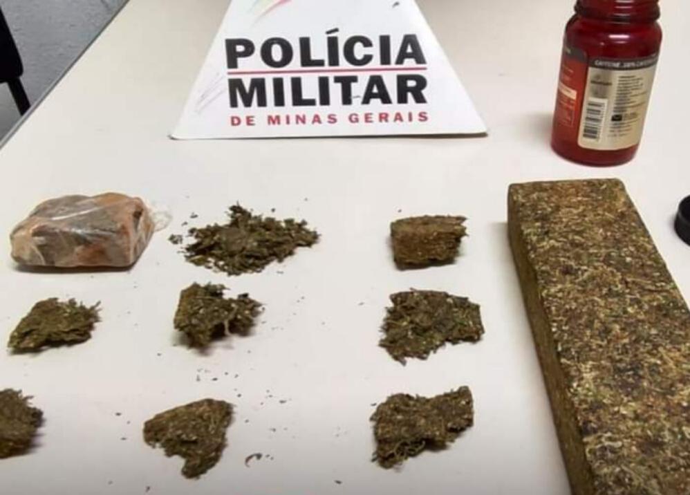 Droga localizada na casa e enterrada no quintal, cuja propriedade foi assumida pelo suspeito, que se apresentou à polícia (Foto/Divulgação)