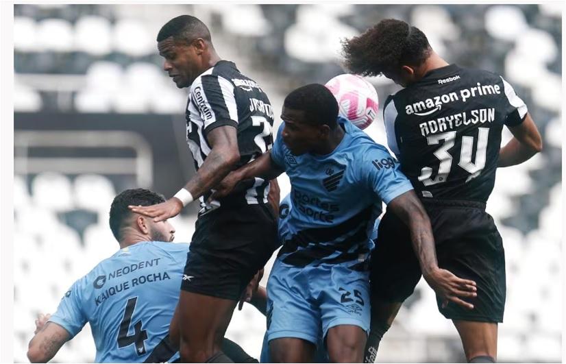 O duelo entre Botafogo e Athletico-PR começou no sábado à noite e terminou somente neste domingo à tarde. (Foto/Vitor Silva/Botafogo)