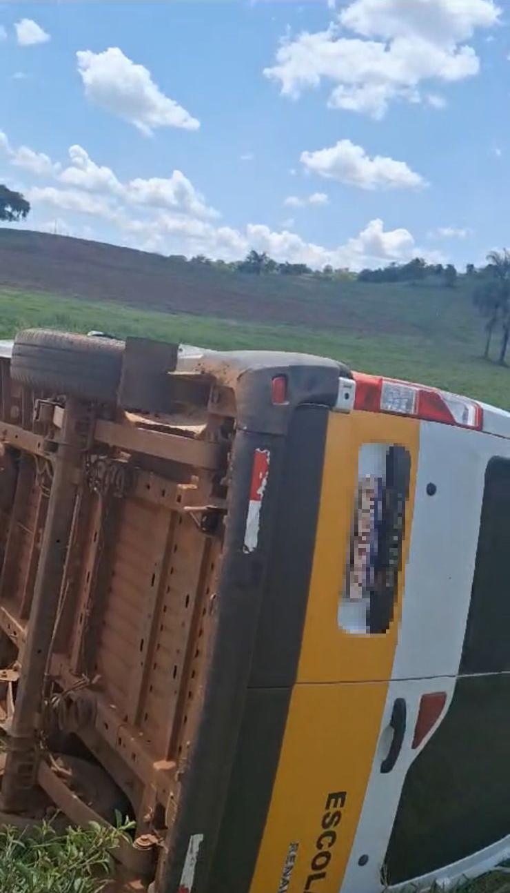 Van teria tombado após passar por uma ponte "mata-burro", segundo informou a Secretaria de Educação, deixando as nove crianças transportadas e o motorista feridos (Foto/Reprodução redes sociais)