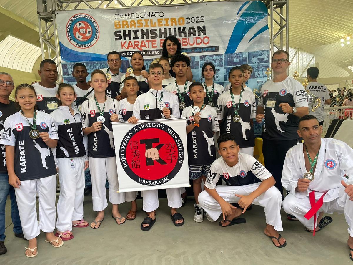 Delegação do Projeto Presbiteriano Social de Karatê tinha 19 atletas e voltou para Uberaba com 13 medalhas, incluindo cinco de ouro (Foto/Divulgação Projeto Presbiteriano Social de Karatê)