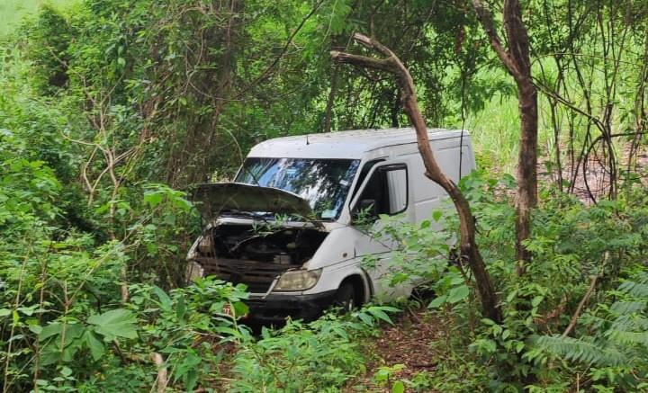 A van estava aberta em meio a matagal, próximo a uma área de plantio de cana-de-açúcar, e sem a carga, avaliada em quase R$50 mil (Foto/Divulgação)