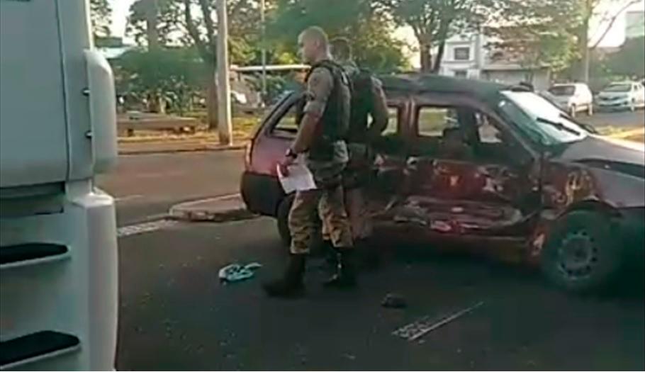 O caminhão bateu na lateral da Parati e o passageiro ficou preso às ferragens, sendo necessário o uso do desencarcerador (Foto/Reprodução)