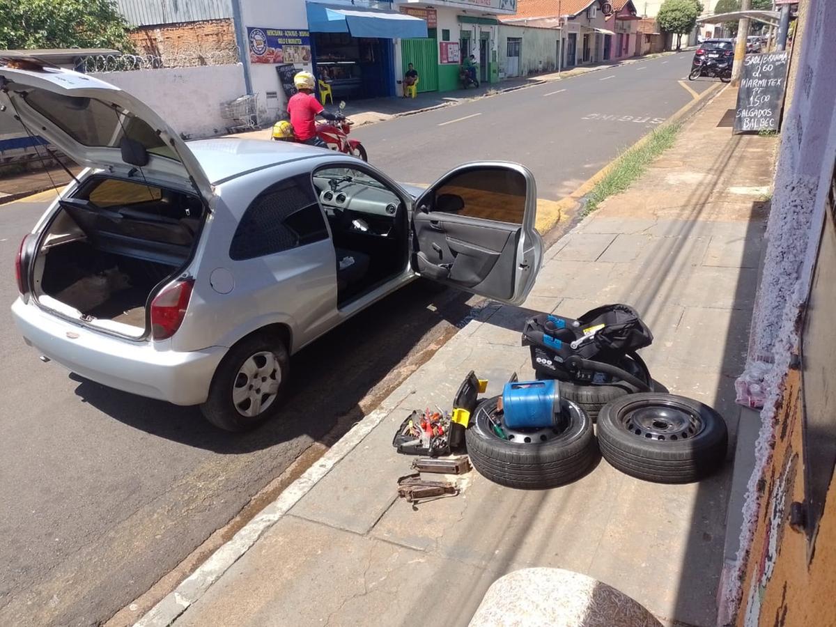 Estepes e outros objetos subtraídos de, pelo menos, dois veículos foram recuperados após a prisão dos suspeitos (Foto/Divulgação)