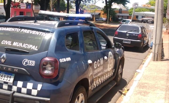 Guarda Municipal realizou abordagem do motorista e constatou que se trata de inabilitado e que o carro estava com o licenciamento vencido  (Foto/Divulgação)