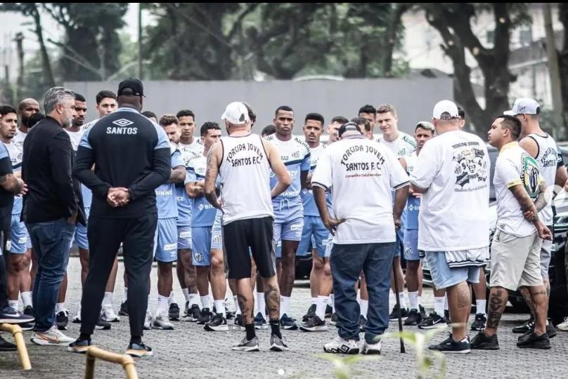 Torcida do Santos conversa com os jogadores. (Foto/Lucas Musetti Perazoll)