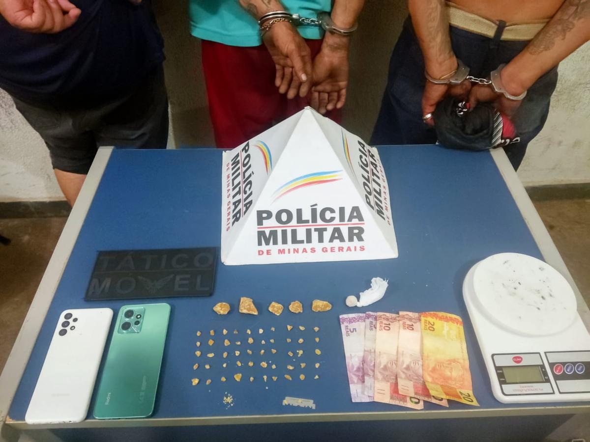 Trio preso e material apreendido (Foto/Divulgação)