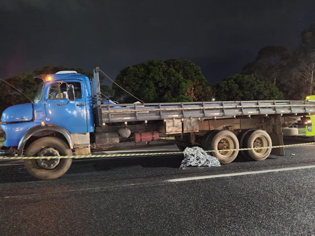 O caminhão seguia no sentido Uberaba-Uberlândia e o pedestre teria surgido repentinamente diante do veículo (Foto/Divulgação)