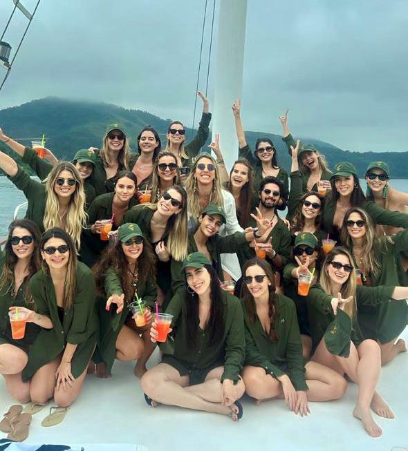 Amanda e seu time, na comemoração que levou várias colunáveis para Angra, entre elas as belas, Laura Ferreira, Ana Lucília Rodrigues, Julia Rossi e Jéssica Hueb (Foto/Divulgação)