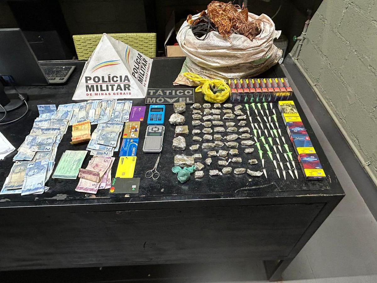 Grande quantidade de drogas, máquina de cartão e fios de cobre foram encontrados na casa localizada no Girassóis 2 (Foto/Divulgação)