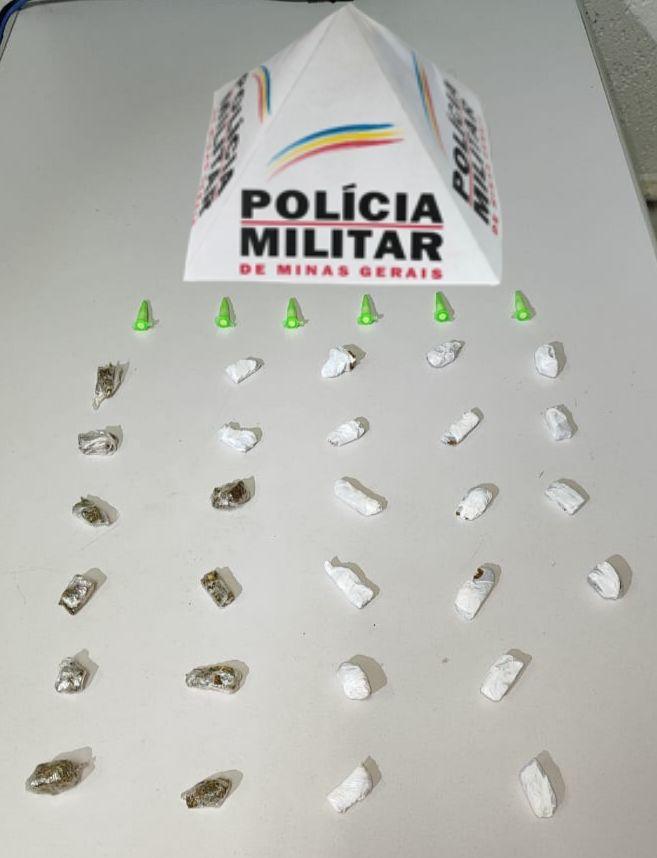 Buchas de maconha, papelotes e pinos de cocaína foram localizados na casa do suspeito, que, inicialmente, mentiu o nome para polícia (Foto/Divulgação)