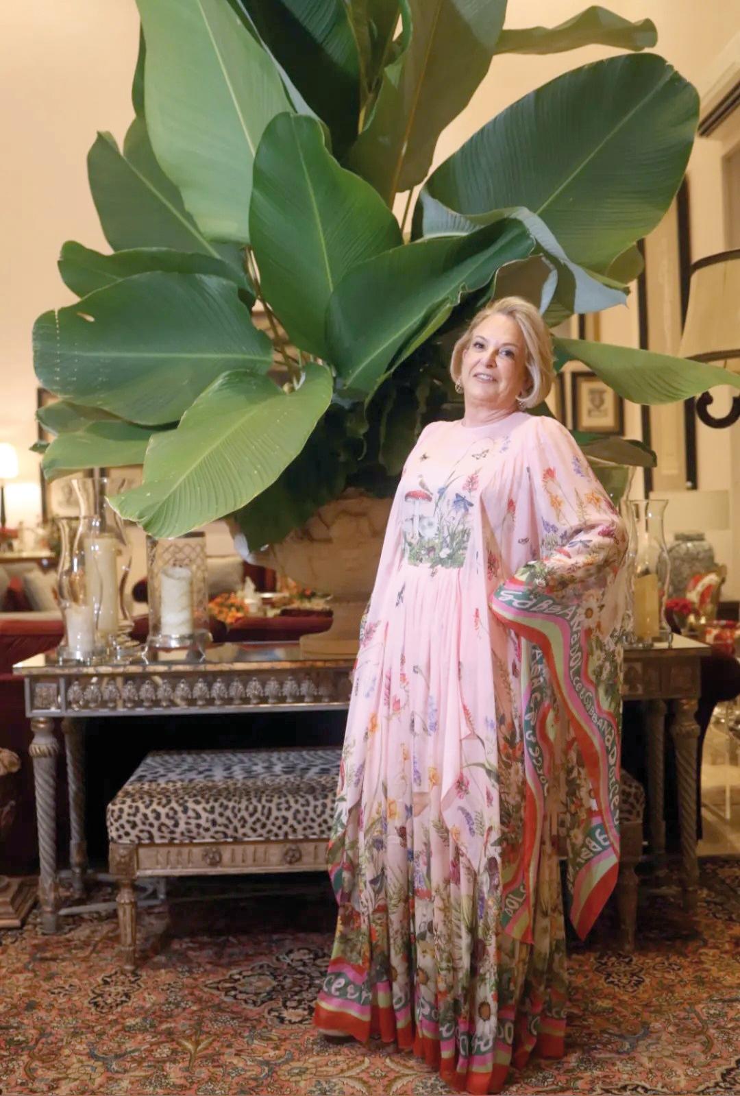 A bordo de dress kaftan Dolce &amp; Gabbana floral, a chique aniversariante Loló Martins Castro Cunha recebeu em grande estilo na comemoração do seu aniversário (Foto/Alex Pacheco)