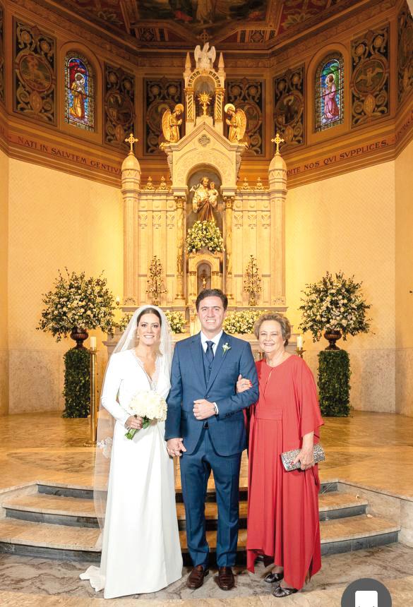 No altar da Igreja São José com a mãe dela, Maria do Carmo Ottoni (Foto/Reprodução)