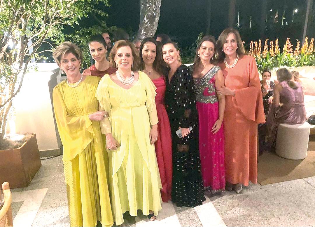 Marília Cordeiro, Maria Paula Montes, Jane Cordeiro, Juliana Daher, Lorena Detoni, Juliana Cordeiro e Marta Montes, chiques mulheres da família uberabense do noivo (Foto/Reprodução)