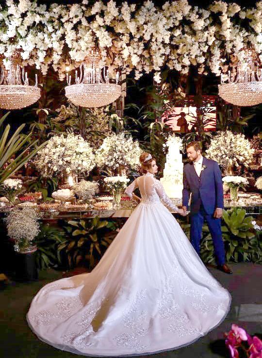 Noivos do começo de outubro, Fernanda Borges da Silva e Caio Martins na recepção do seu casamento (Foto/Reprodução)