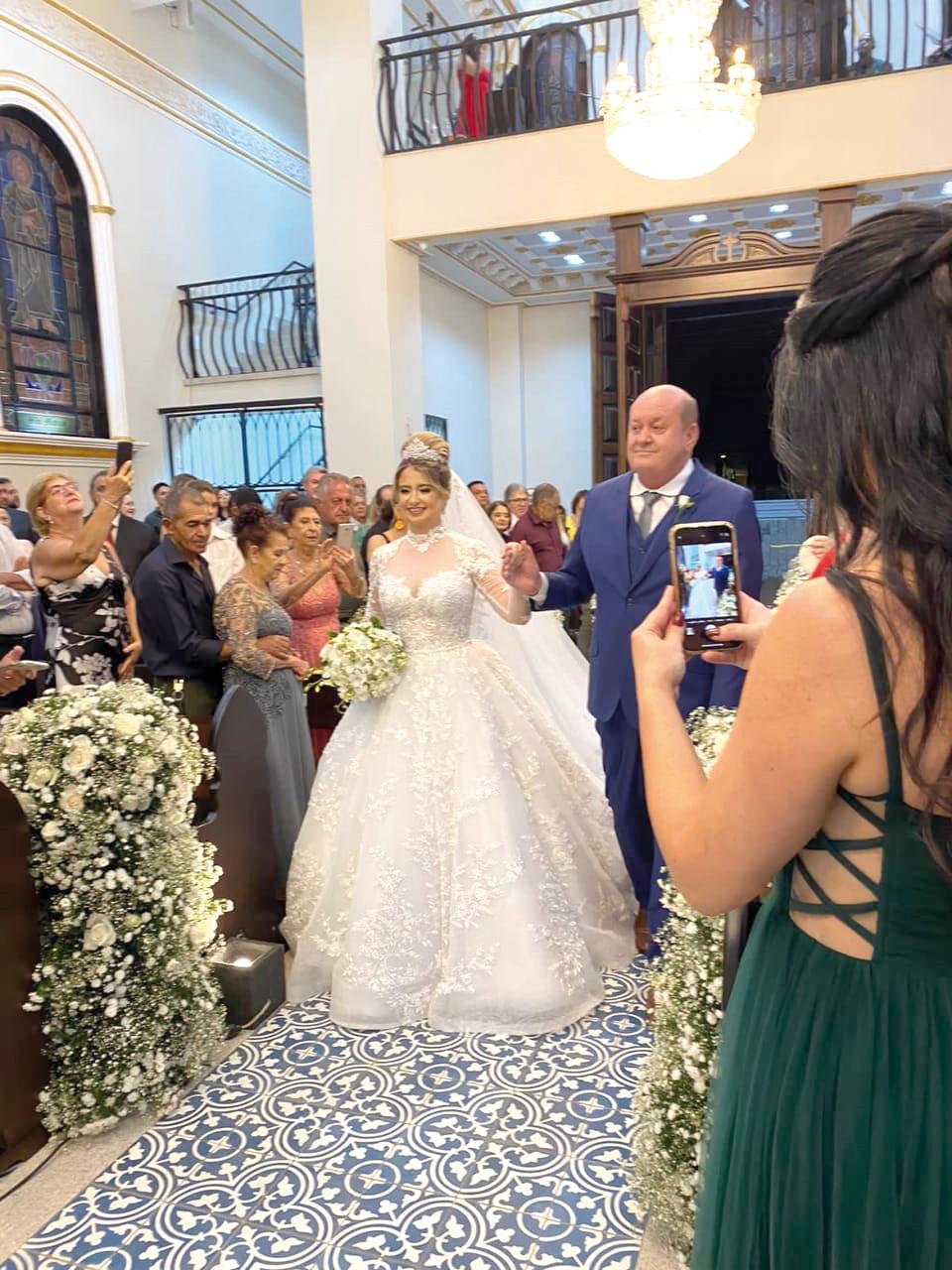 Fernanda é conduzida ao altar por seu pai (Foto/Reprodução)