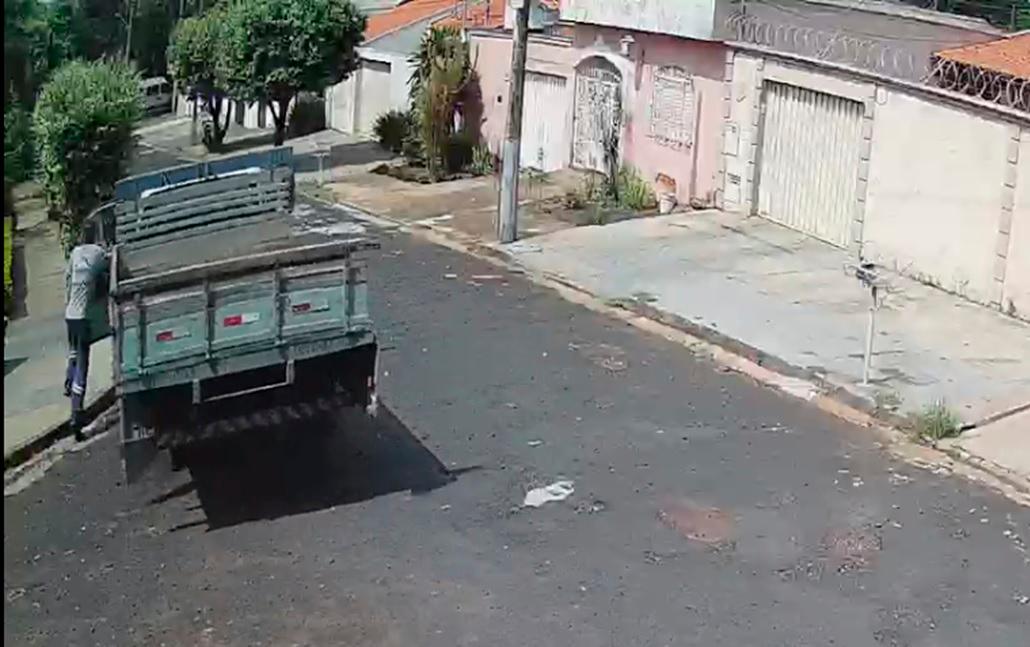 Momento em que Eurípedes dos Reis tentava entrar no caminhão, pouco antes de atingir árvore na calçada, onde ele foi prensado e em seguida foi a óbito (Foto/Reprodução vídeo)