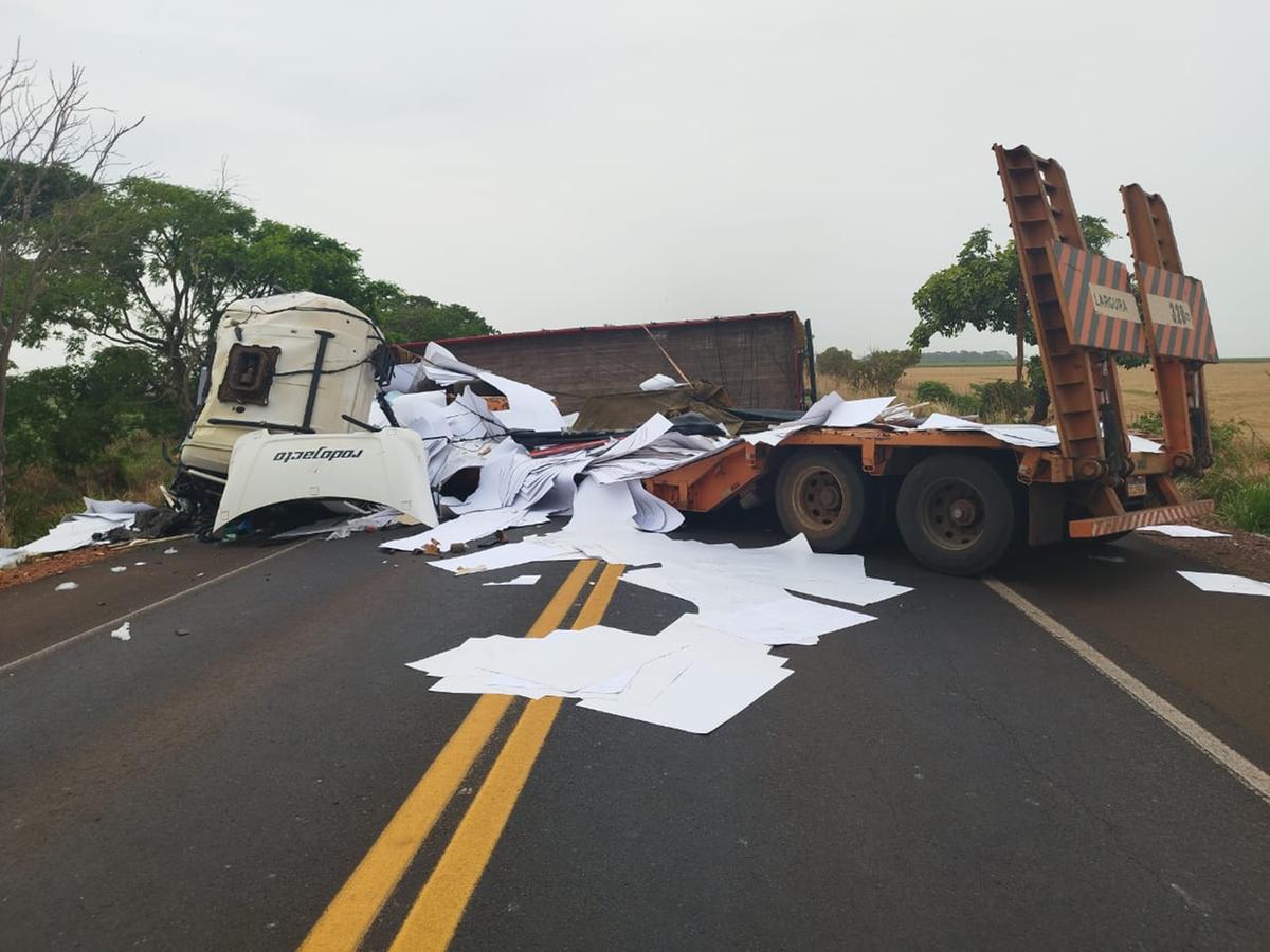 Equipes da PRF e da concessionária Triunfo Concebra permanecem trabalhando no local, a pista está totalmente interditada. (Foto/Divulgação)