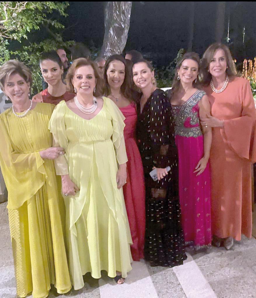 Família reunida para festejar a união de Luiz Flávio, as tias e primas, Marília, Gabriela, Jane, Juliana Cordeiro, Lorena Montes, Juju Cordeiro e Marta Montes (Foto/Reprodução)