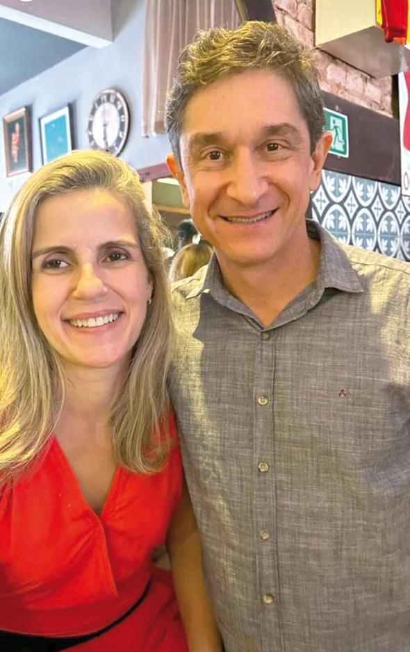 Beatriz Medina Coeli Barbosa e Cassiano Barbosa na pimeira feijoada solidária da SD80 (Foto/Reprodução)