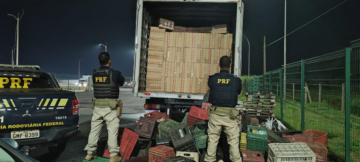 A carga de cigarros estava escondida atrás de caixas vazias de transporte de mercadorias diversas no baú do caminhão  (Foto/Divulgação)