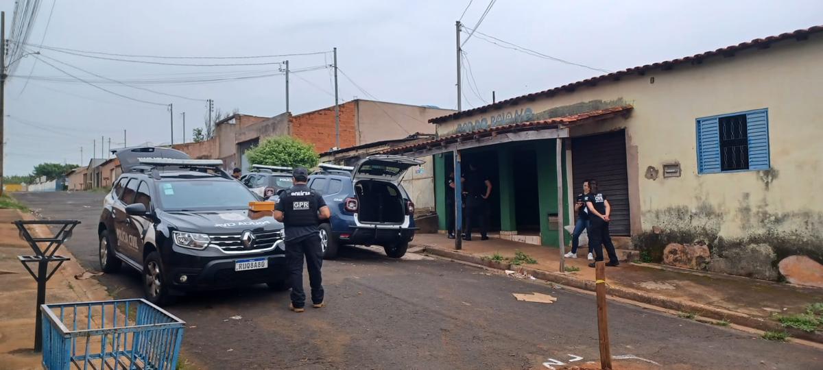 Policiais civis, com o apoio da Guarda Municipal, deflagraram operação para cumprir mandados de busca e apreensão e um suspeito acabou preso em flagrante (Foto/Divulgação)