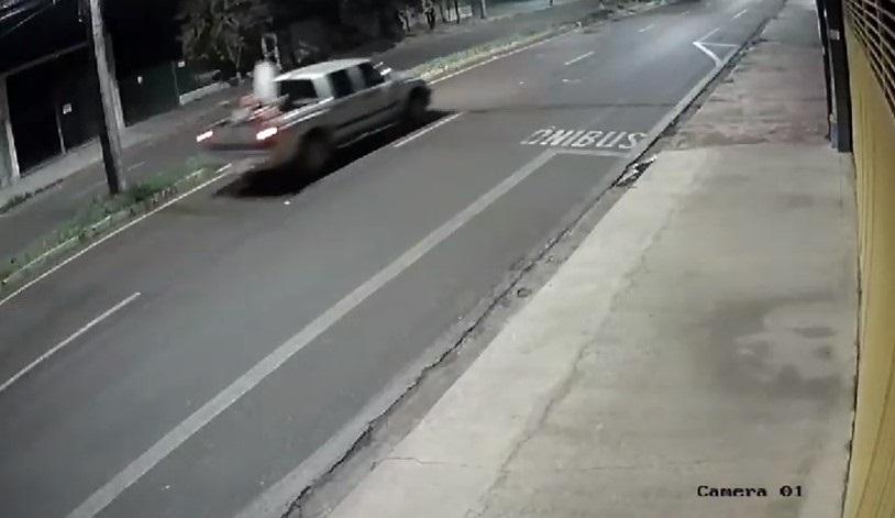 Câmeras de segurança de estabelecimentos da avenida Nossa Senhora do Desterro mostram a caminhonete transitando com o material furtado na carroceria (Foto/Reprodução)