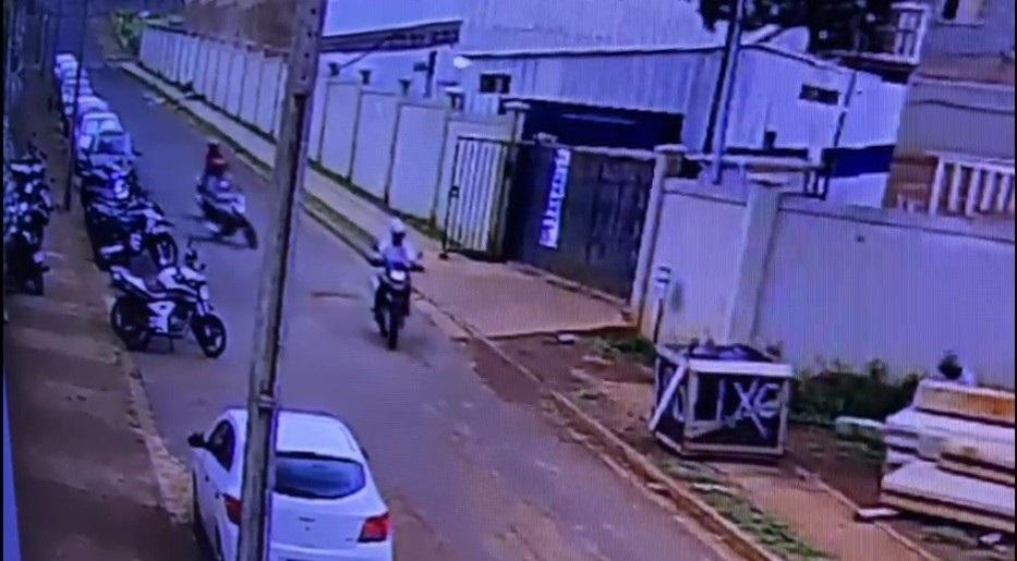 Imagens de câmeras da região mostram o momento em que os suspeitos chegam ao estacionamento de motos da obra e saem com três delas (Foto/Reprodução)