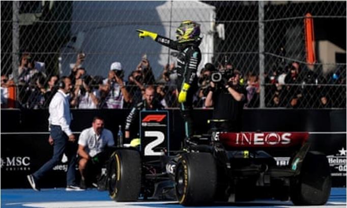 Verstappen largou em terceiro, assumiu a ponta ainda na primeira curva e não perdeu mais. (Foto/Jornal The Guardian)