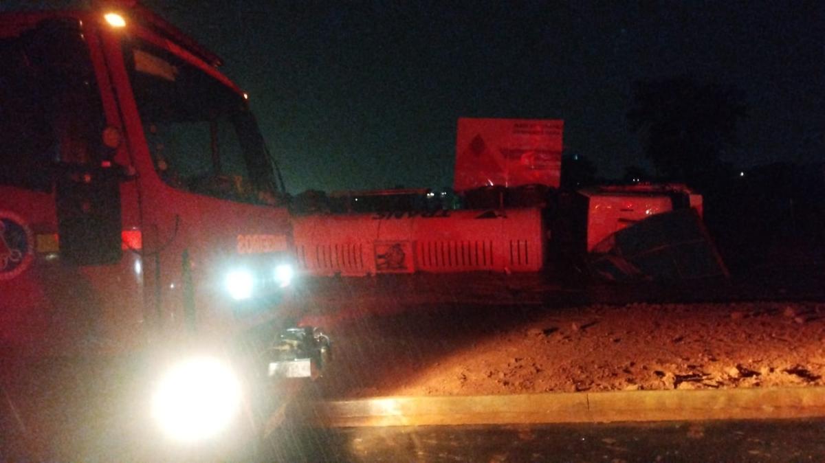 O motorista do caminhão, foi conduzido ao hospital regional com suspeita de fratura de clavícula. (Foto/Divulgação)