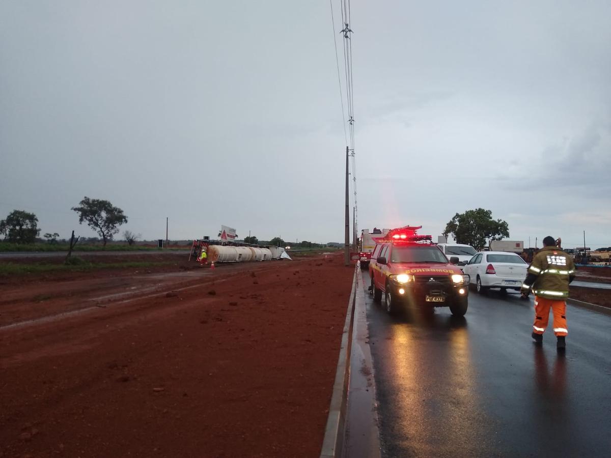 No momento do acidente, os tanques estavam carregados com álcool, e devido ao acidente, o material estava vazando no solo. (Foto/Divulgação)