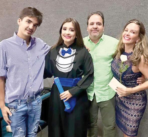 Luiza Nasser comemora a conclusão do ensino médio ao lado do irmão Bernardo e dos pais Alfredo e Esme Nasser (Foto/Reprodução)