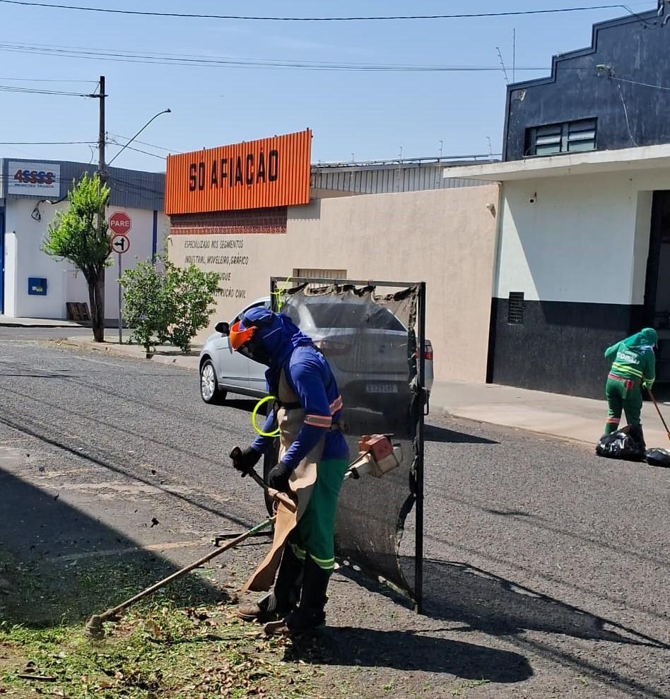 Locais entre os dias 13 e 16 de abril, com serviços de roçada, capina e limpeza pesada em bairros, avenidas, praças e espaços públicos (Foto/Divulgação)