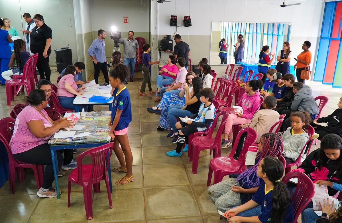 Alunos da Escola Municipal Anísio Teixeira foram os primeiros a receberem as vacinação dentro da ação estratégica de imunização de adolescentes (Foto/Divulgação)