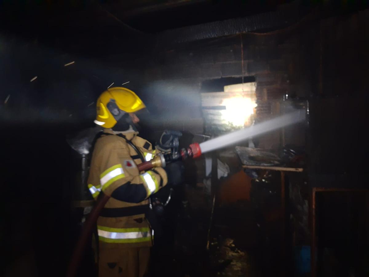 Utilizando aproximadamente 100 litros de água, a equipe conseguiu extinguir o incêndio. (Foto/Divulgação)