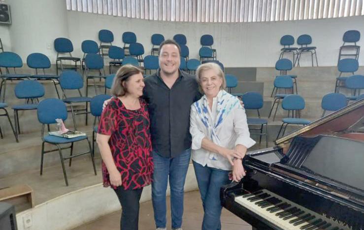 O pianista Fernando Calixto ao lado das queridas Ana Maria&nbsp;Voght e Lélia Bruno, em sua recente apresentação em Uberaba (Foto/Reprodução)