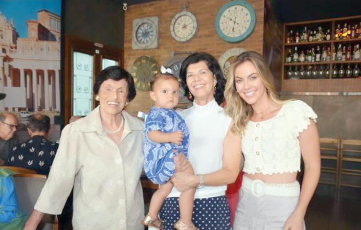 Norma Araújo Moreno comemour seus bem vivido 90 anos. Na foto com a filha Marcia Moreno a neta Paula e a bisneta Antonia (Foto/Reprodução)