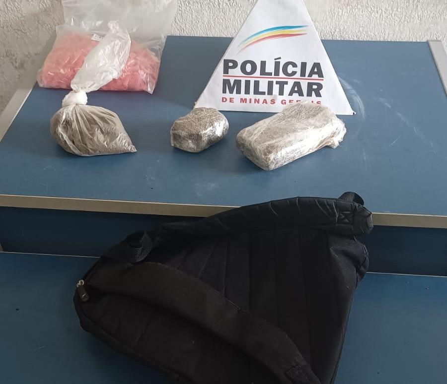 Bolsa deixada em escadaria de prédio com maconha, mas sem que o dono fosse localizado (Foto/Divulgação)