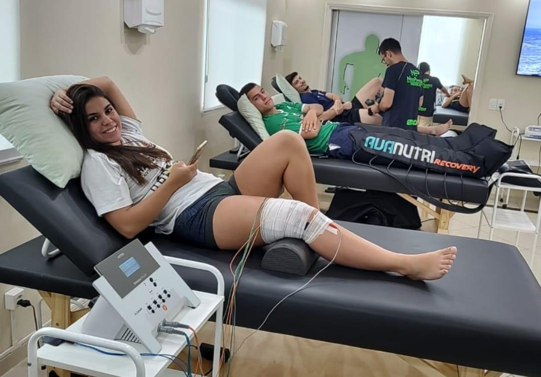 Com o joelho imobilizado, Nanda descansa em clínica de fisioterapia (Foto/Divulgação)