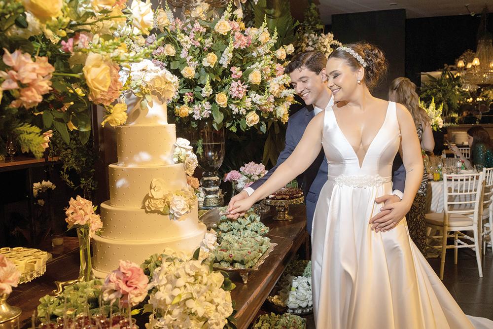 Rafaela e Rafael noivos do dia 13 de outubro durante a chique recepção após a igreja (Foto/Alex Pacheco)