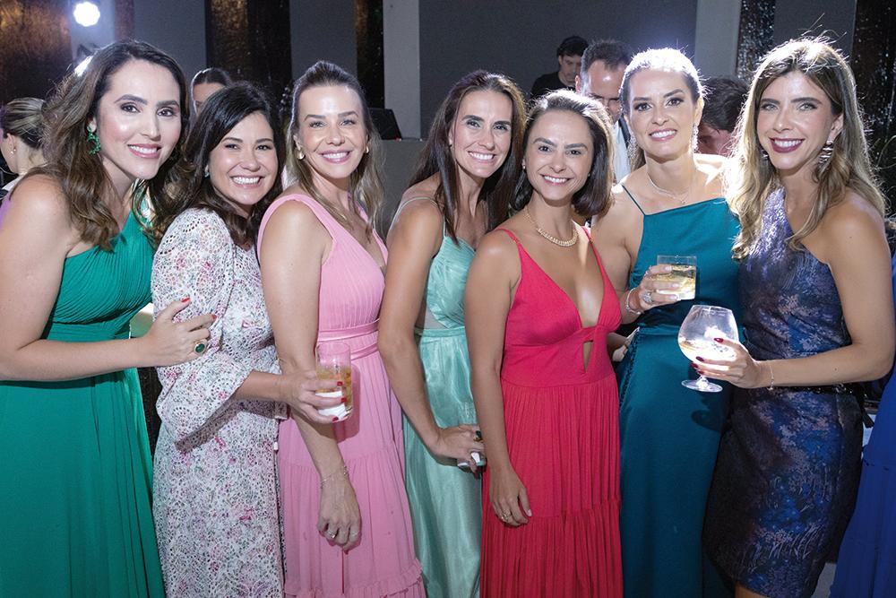 Maria Eduarda, Ana, Poliana, Tatiana, Joana, Marcela e Rita brindando os noivos (Foto/Alex Pacheco)