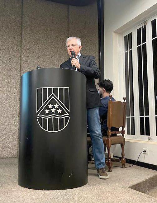 Engenheiro civil Yannes Calapodopulos lançou aqui em Uberaba seu livro O Método Não Destrutivo na engenharia brasileira em concorrida noite no CCCP (Foto/Reprodução)