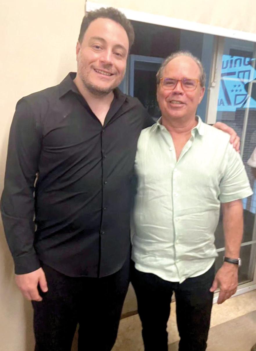 Outro evento de sucesso sob a curadoria de Jorge Alberto Nabut no Centro Cultural Cecília Palmério foi o receital, no último domingo, do pianista Fernando Calixto, aqui, com o nosso amigo Randolfinho Borges (Foto/Reprodução)