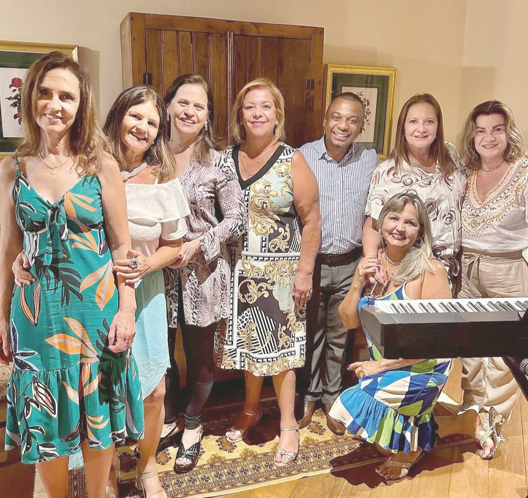 Maria Alice Nassif recebendo Lisete Rezende, Sandra Bulhões, Adriana Cartafina, Teresa Prata, Tiago Neves (tenor da noite), Glaura Mendes e Cristina Vasques em noite de niver privè (Foto/Reprodução)