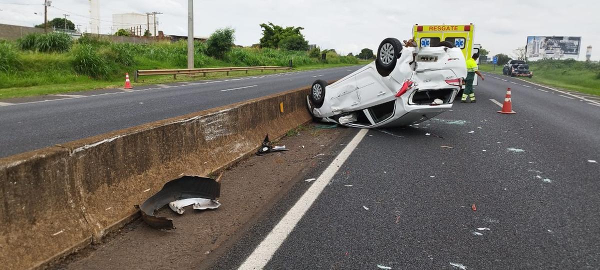 Após ser atingido na traseira, o carro bateu na barreira de contenção e capotou, interditando uma das faixas da rodovia  (Foto/Divulgação)